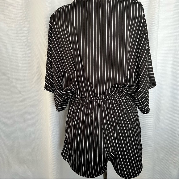 G by Guess Tie-Front Romper Black / White Women’s size L - Picture 5 of 8